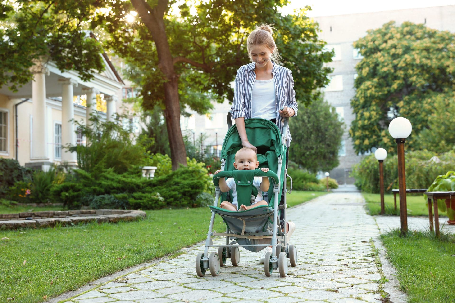 Comment faire garder ses enfants à domicile ? - Hello Maman