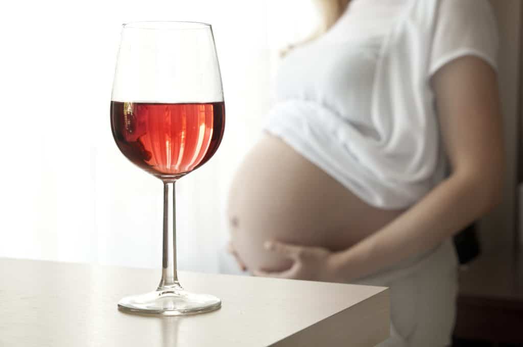 Est-ce dangereux de boire de l'alcool lorsqu'on est enceinte ?