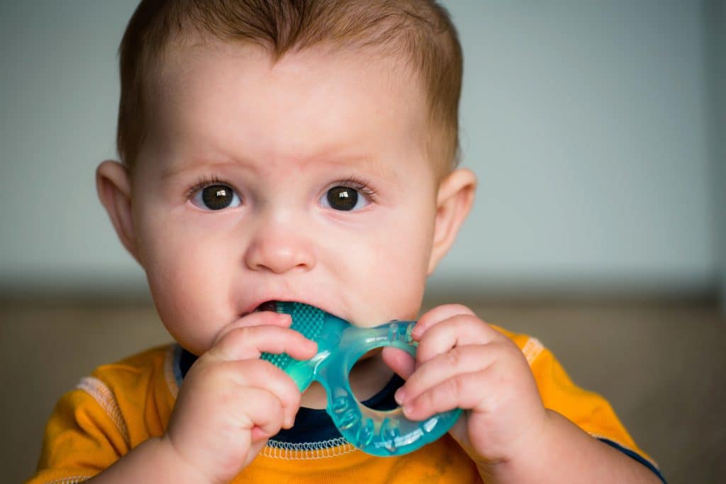 À partir de quel âge donner un anneau de dentition à bébé ?