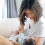 5 idées de choses à faire pendant la tétée de bébé
