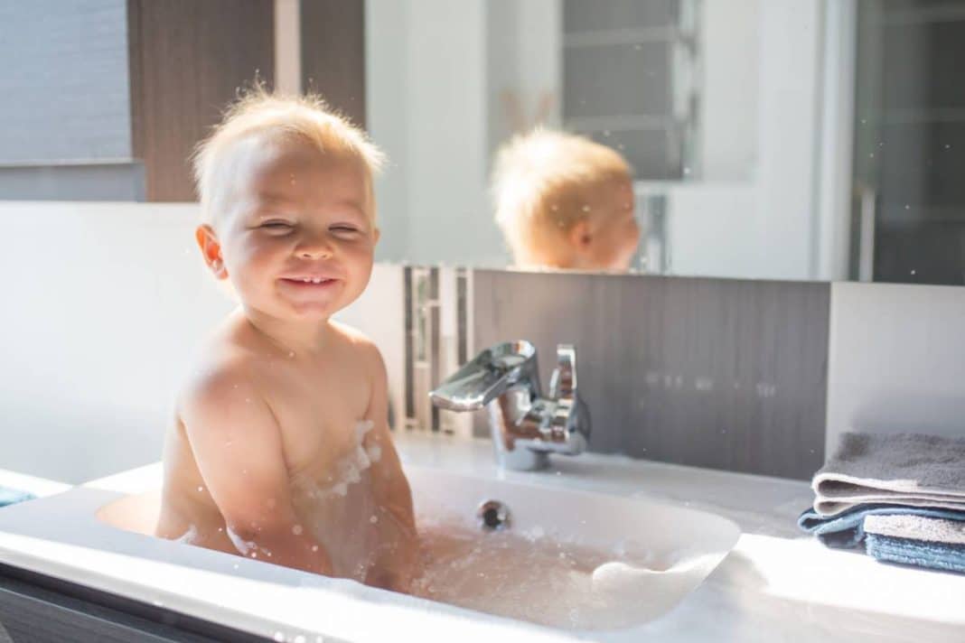 5 produits indispensables pour le bain de votre bébé - Baignoire