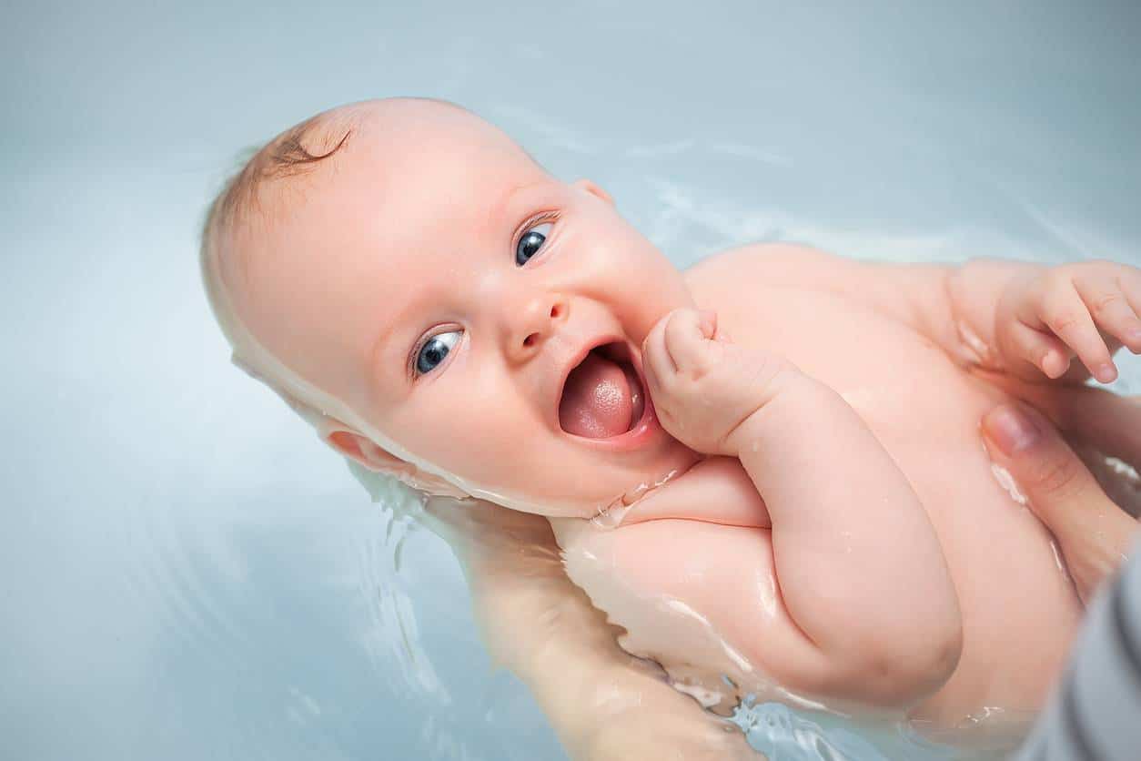 le bain pour bébé