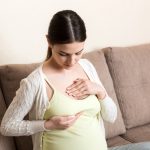 Veines apparentes sur la poitrine : est-ce normal pour une femme enceinte ?