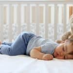 Tout comprendre sur les positions de bébé pendant son sommeil