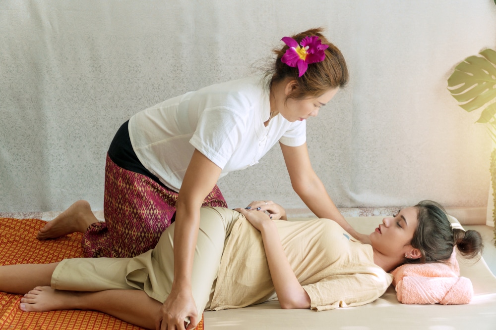 Une future maman bénéficiant d'un massage apaisant dans un spa en Thaïlande.