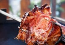 Viande de porc grillée sur une brochette dont l'extérieur carbonisé rappelle le jambon à la broche.